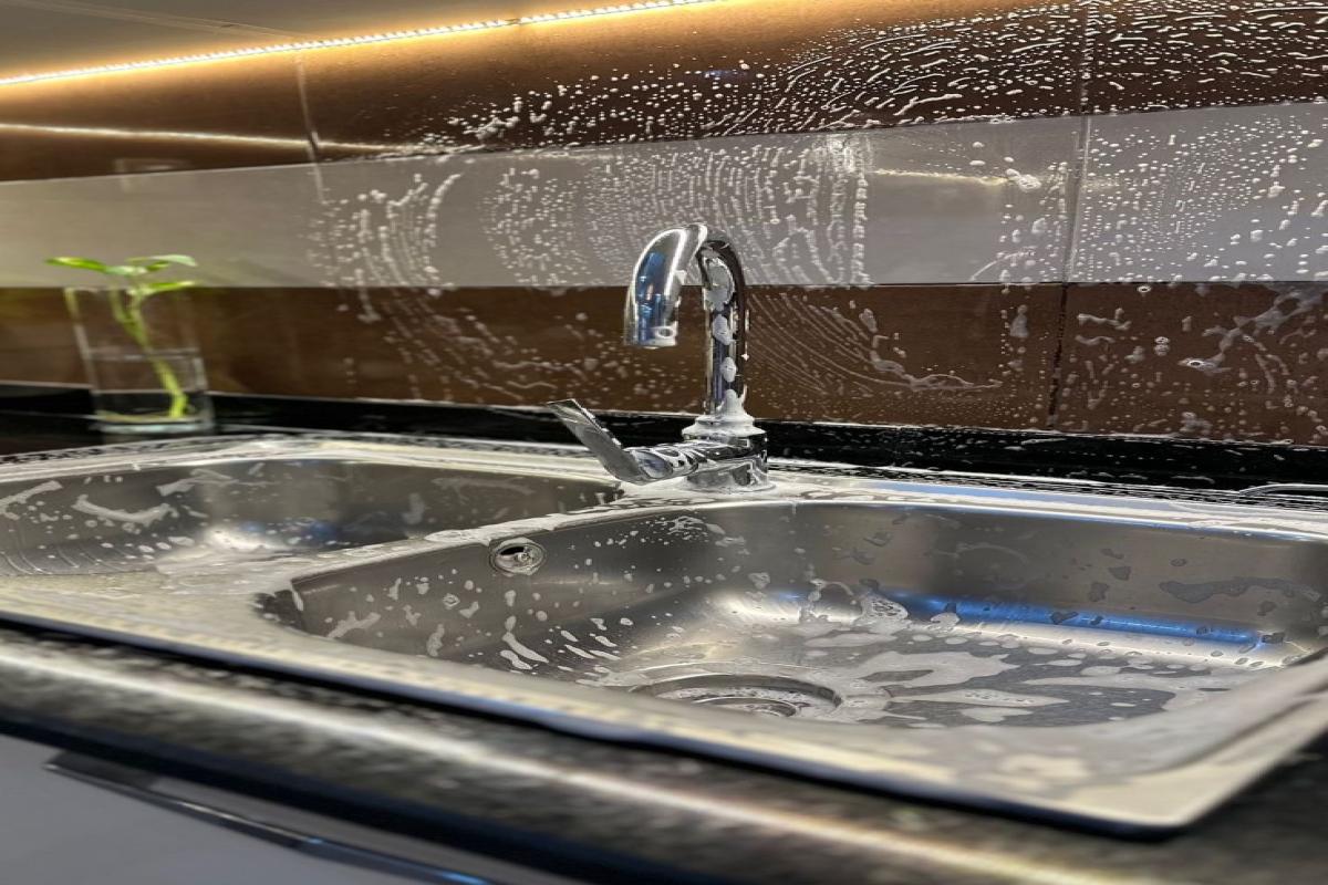 Kitchen Sink & Backsplash Cleaning